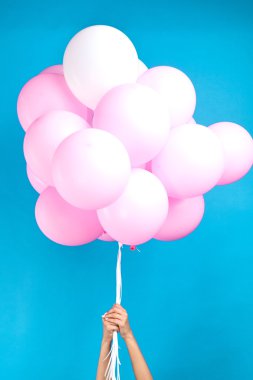 Onları tutan eller ise mavi arka plan karşı uçan hafif pembe balonlar. İzole