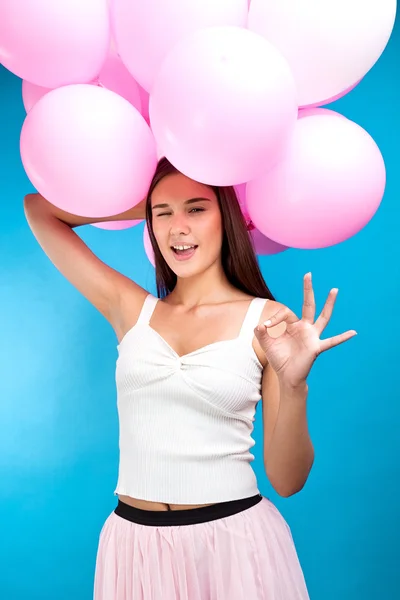 Retrato Morena Bonita Segurando Balões Cor Rosa Como Coroa Enquanto — Fotografia de Stock