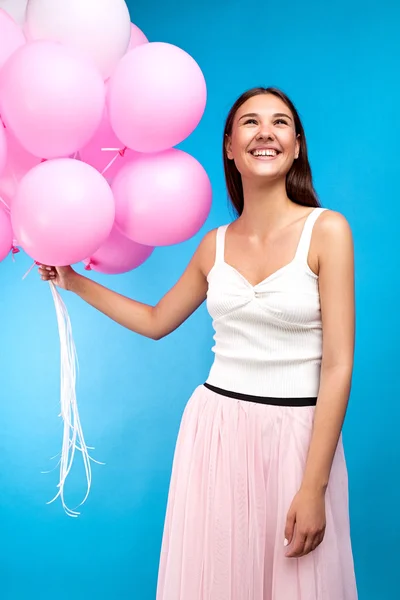 Ritratto Ragazza Candida Felice Con Palloncini Aria Sfondo Blu Guardando — Foto Stock