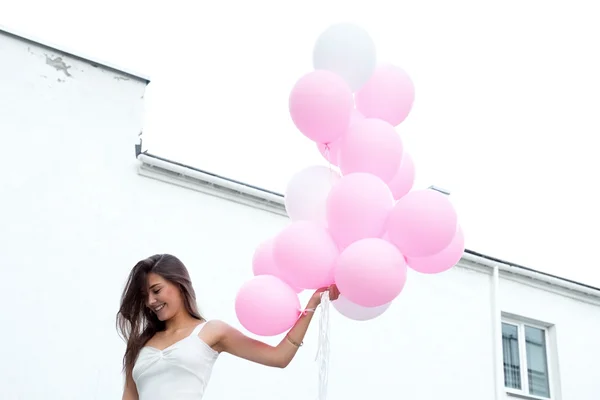 Laag Perspectief Van Jonge Brunette Met Roze Ballonnen Vliegen Tegen — Stockfoto