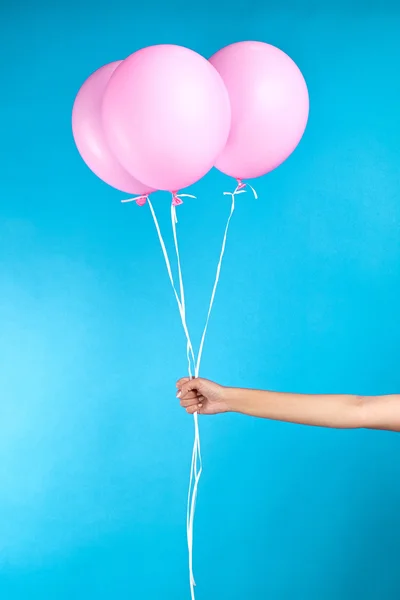 Ragazza Irriconoscibile Possesso Tre Palloncini Aria Rosa Sfondo Blu Isolate — Foto Stock