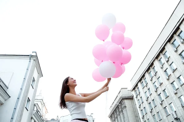 Neşeli Esmer Kız Çok Pembe Hava Balonları Ile Yürüyüş Düşük — Stok fotoğraf