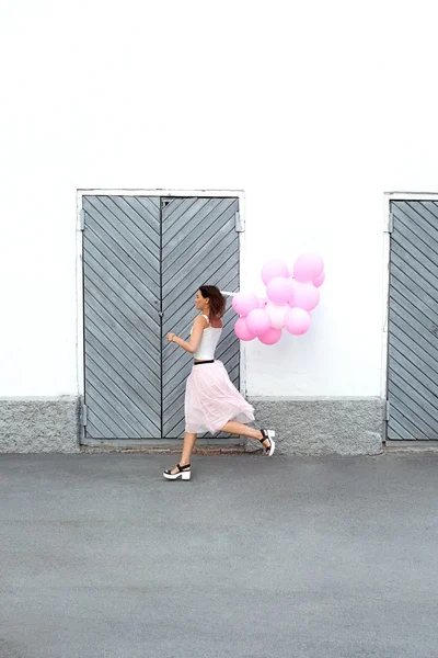 Side View Young Brunette Running Pink Balloons Wooden Doors Street — Stock Photo, Image