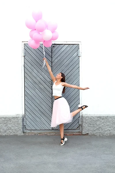 Çok Gülümseyen Kız Sokakta Pembe Balonlu Atlama Yan Görünüm — Stok fotoğraf