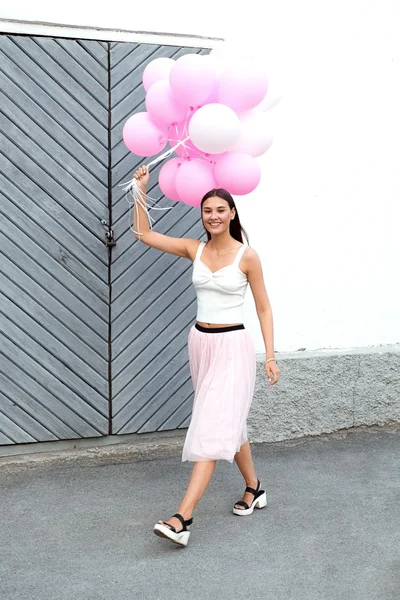 Hava Balonları Ile Yürüyüş Kameraya Seyir Çekici Neşeli Kız Portresi — Stok fotoğraf