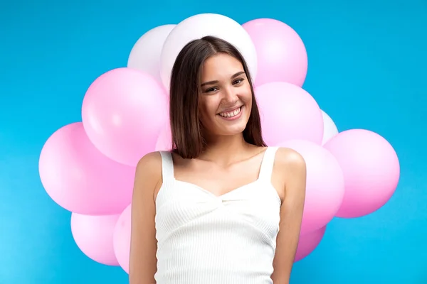 Portret Van Aantrekkelijke Jong Meisje Met Roze Lucht Ballonnen Achter — Stockfoto