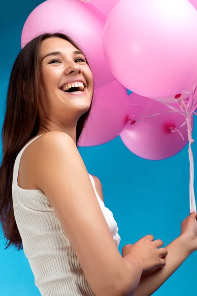 亲密的坦诚的女孩笑出来大声 而拿着粉红色的气球 — 图库照片