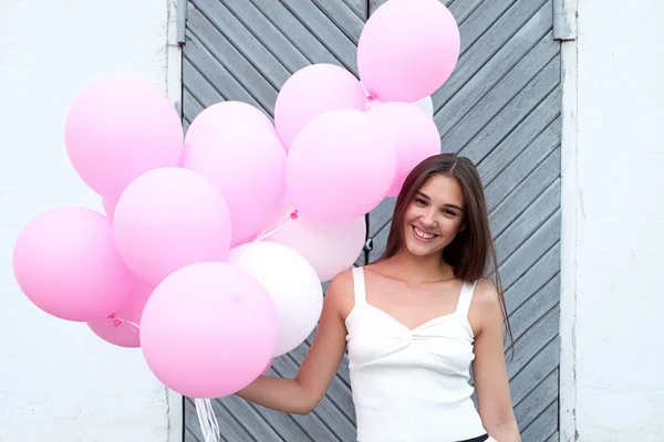 Ahşap Arka Plan Üzerinde Pembe Balonlu Güzel Kız — Stok fotoğraf