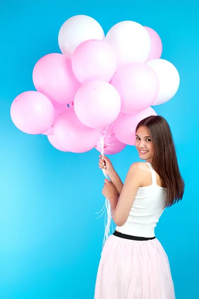 Birçok Balon Geri Kameraya Gülümseyen Güzel Esmer Kızla Arkadan Görünüş — Stok fotoğraf