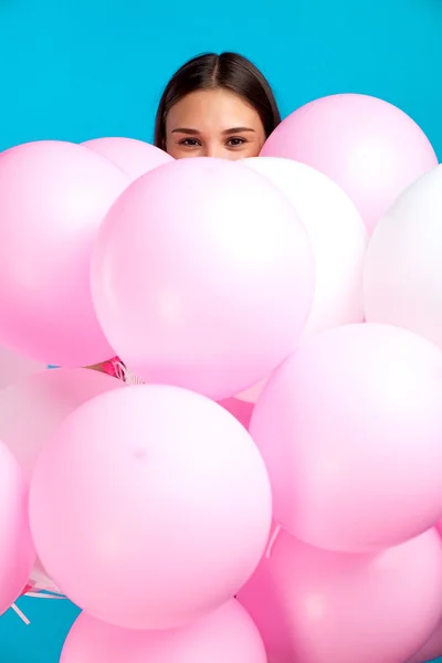 Menina Morena Alegre Olhando Para Câmera Fora Balões Fundo Azul — Fotografia de Stock