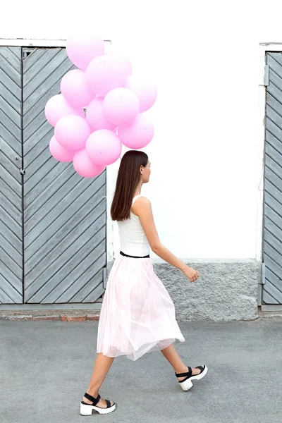 Genç Esmer Zarif Kız Birçok Renkli Balonlarla Çekip Yan Görünüm — Stok fotoğraf