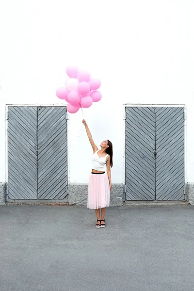 Krásná Mladá Dívka Létající Balóny Proti Dřevěných Dveří Ulici — Stock fotografie
