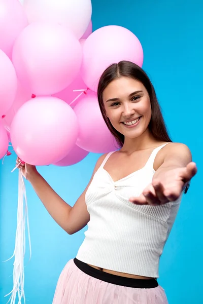 Retrato Hermosa Chica Con Globos Color Rosa Tirando Mano Cámara — Foto de Stock