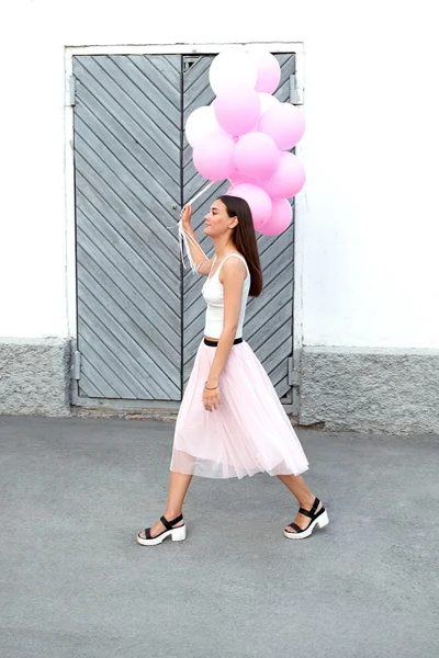 Sidovy Brunett Tjej Iväg Med Rosa Ballonger Gatan — Stockfoto