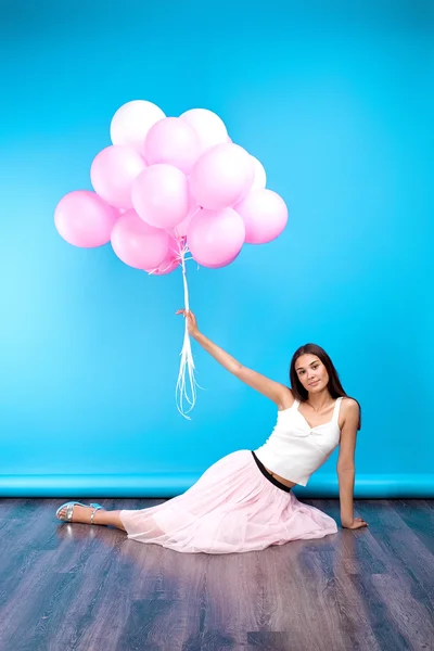 Студійний Знімок Красивої Дівчини Сидить Підлозі Багатьма Рожевими Повітряними Кулями — стокове фото