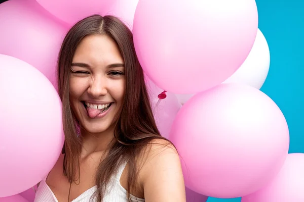 Detail Hezká Usměvavá Dívka Vypláznutí Jazyka Balonky Pozadí — Stock fotografie