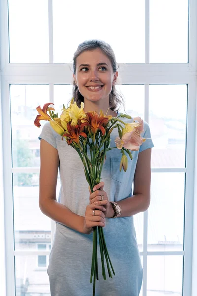 Portrait Cheerful Brunette Girl Blue Dress Bouquet Orange Yellow Lillies — Stock Photo, Image