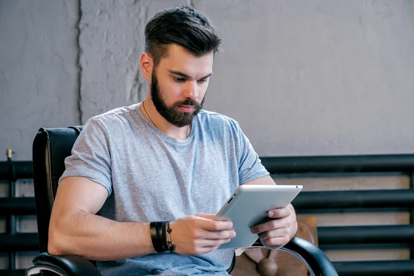 Jonge Knappe Bebaarde Man Met Behulp Van Pad Stoel — Stockfoto