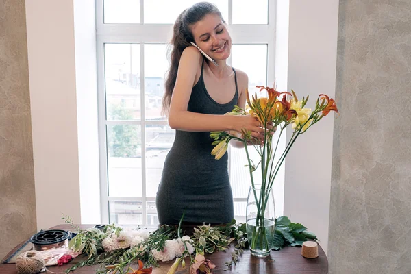 Retrato Florista Feliz Arreglando Flores Mientras Habla Por Teléfono Taller — Foto de Stock