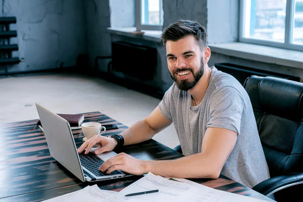 Portrait Successful Businessman Using Laptop Smiling Away Office — Stock Photo, Image