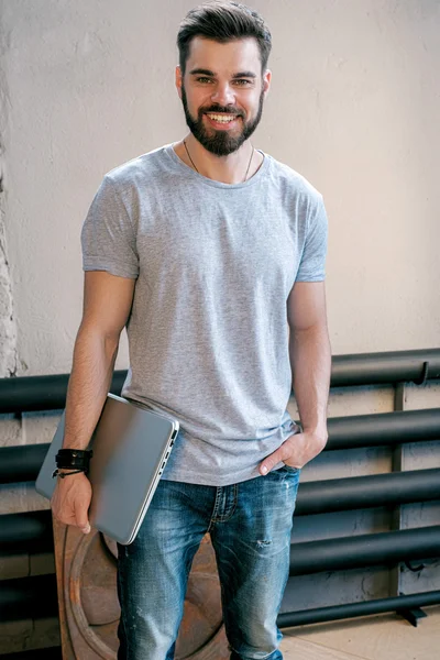 Πορτρέτο Του Όμορφος Χαμογελώντας Επιχειρηματίας Φορητό Υπολογιστή Και Χέρι Στην — Φωτογραφία Αρχείου
