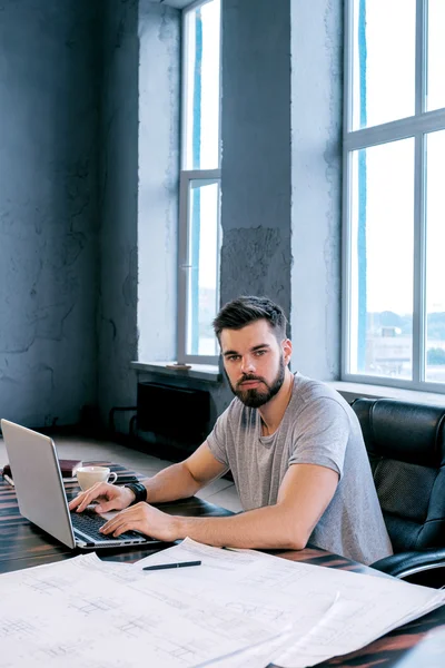 Porträtt Lugn Och Stilig Affärsman Använder Laptop Medan Sitter Vid — Stockfoto