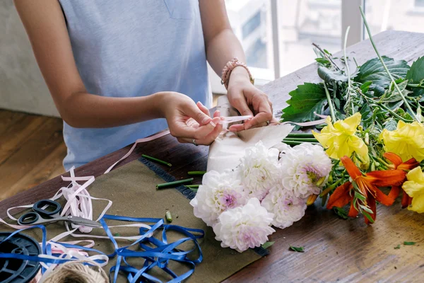 Close Designer Irreconhecível Organizar Flores Buquê — Fotografia de Stock