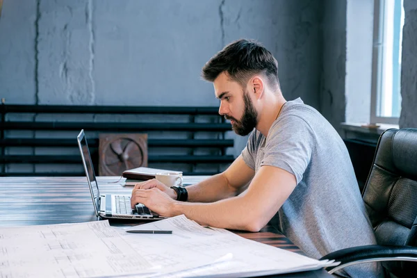 Zijaanzicht Van Jonge Professionele Architect Met Behulp Van Laptop Tijdens — Stockfoto