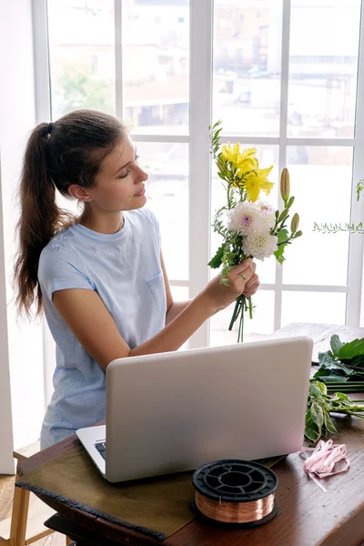 Morena Florista Com Flores Frescas Contra Janela — Fotografia de Stock