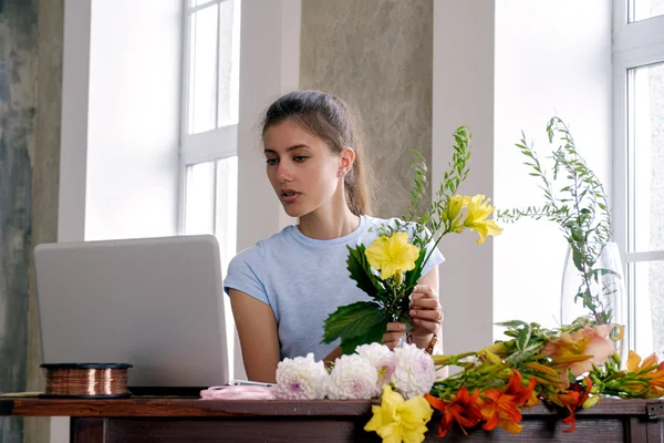 Portrait Young Florist Holding Flowers While Looking Laptop Workshop — Stock Photo, Image