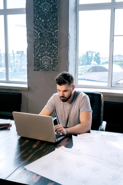 Portrait Bearded Architect Using Laptop Desk Drawings — Stock Photo, Image