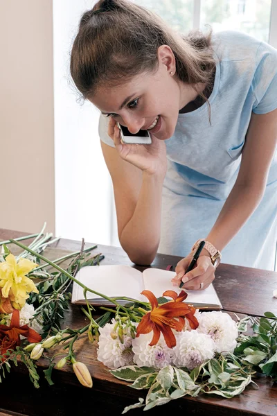 Ritratto Donna Sorridente Che Scrive Nel Taccuino Parla Telefono — Foto Stock