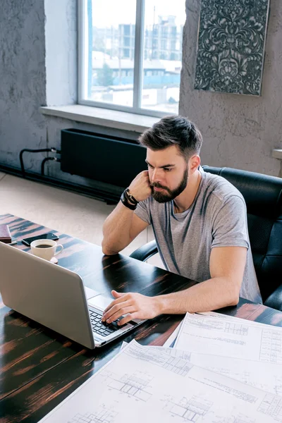 Portret Van Een Bebaarde Jongeman Die Computer Werkt Aan Een — Stockfoto