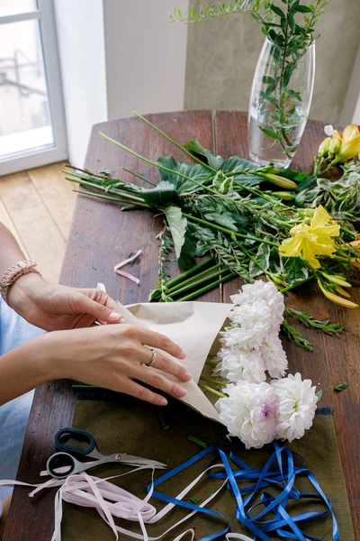 Floristería Femenina Irreconocible Envolviendo Crisantemo Blanco Papel Artesanal Taller — Foto de Stock