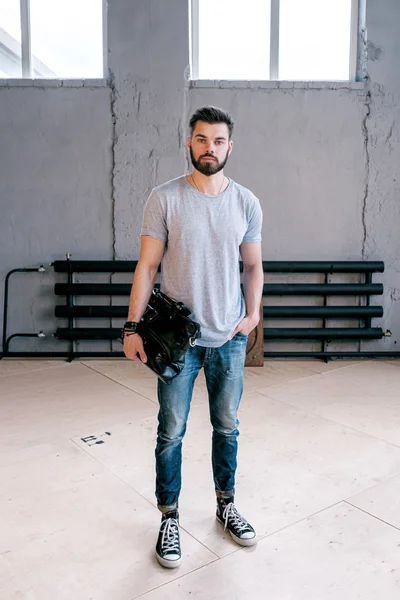 Porträt Eines Gutaussehenden Bärtigen Stilvollen Mannes Mit Handtasche Und Blick lizenzfreie Stockbilder