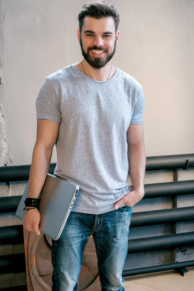 Retrato Belo Homem Negócios Sorridente Com Laptop Mão Bolso Olhando Fotos De Bancos De Imagens