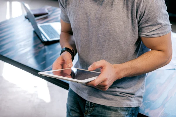 Zbliżenie Nierozpoznawalny Człowiek Pomocą Ekranu Dotykowego Tablet Podczas Opierając Się Zdjęcie Stockowe