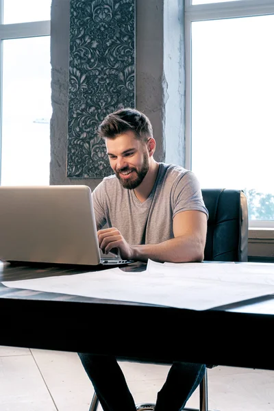 Porträt Eines Gut Aussehenden Bärtigen Architekten Mit Laptop Schreibtisch Bei Stockfoto