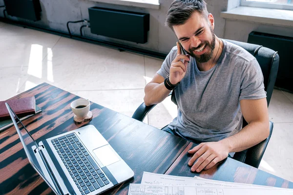 Jovem Empresário Bonito Falando Por Telefone Celular Rindo Mesa Com Fotografia De Stock