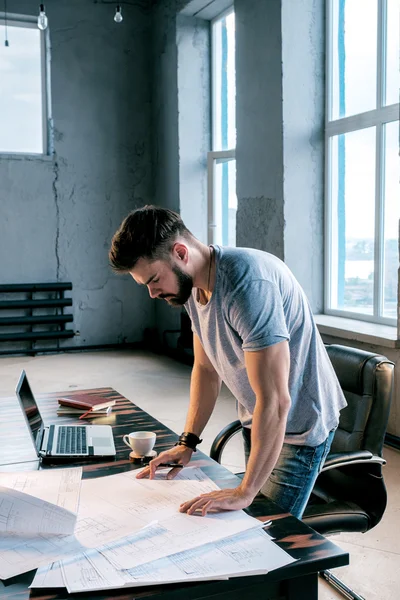 Seitenansicht Eines Jungen Bärtigen Geschäftsmannes Der Auf Projekte Herabblickt Stockbild