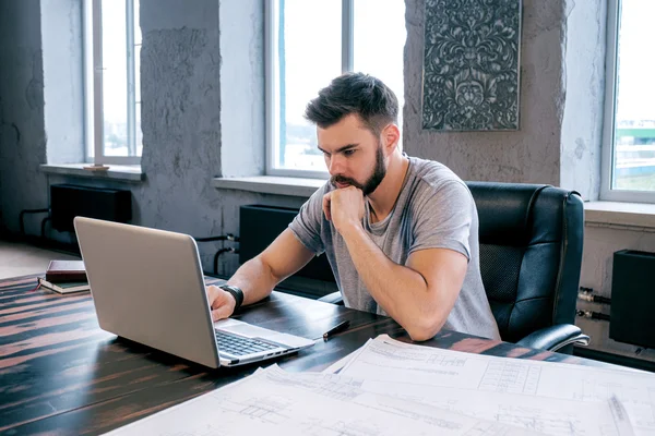 Portret Van Denkende Ontwerper Zittend Aan Tafel Met Behulp Van — Stockfoto