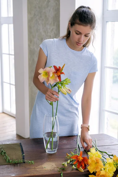 Bruna Giovane Ragazza Organizzare Bouquet Vaso — Foto Stock