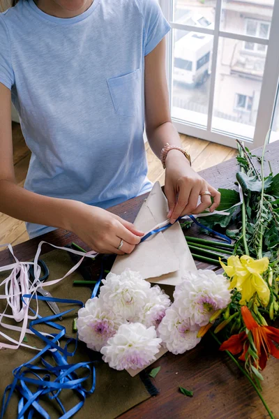 Florista Irreconhecível Azul Shirt Amarrar Cordas Buquê — Fotografia de Stock