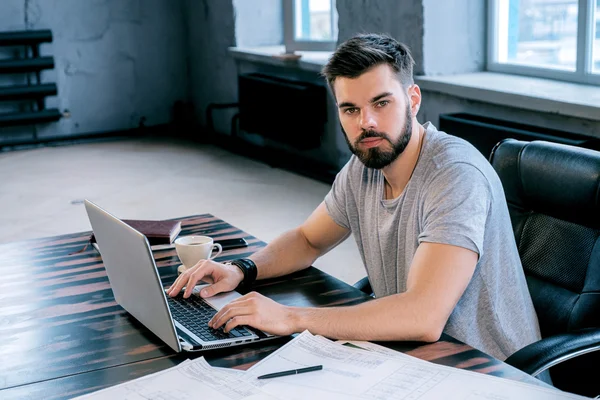 Portrait Bearded Young Architect Using Laptop Looking Camera Calmly — Stock Photo, Image