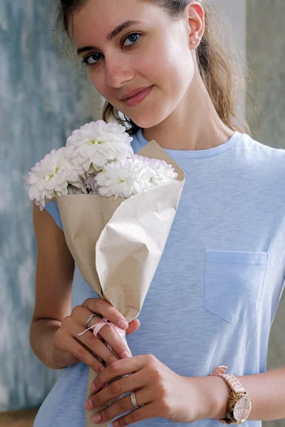 Portrait Pretty Brunette Girl Bunch White Chrysanthemum Craft Paper — Stock Photo, Image