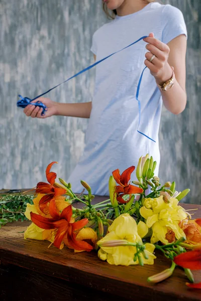 Floristería Irreconocible Con Cinta Azul Las Manos Mesa Con Flores —  Fotos de Stock