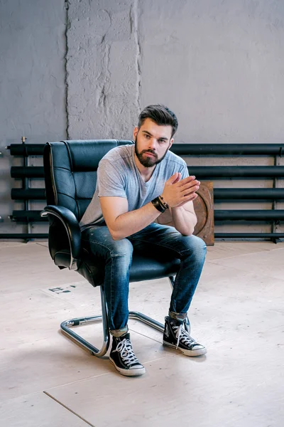 Retrato Homem Barbudo Boa Aparência Roupas Casuais Sentado Cadeira Couro — Fotografia de Stock