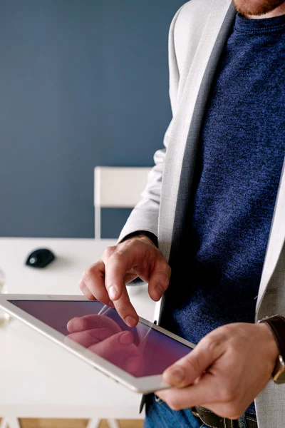 Ceketli Mavi Gömlekli Tanınmayan Bir Adam Tablet Kullanıyor — Stok fotoğraf