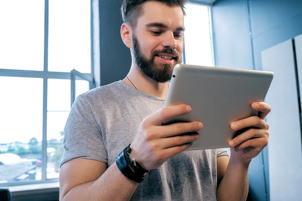 Primo Piano Del Bel Ragazzo Sorridente Che Utilizza Pad Ufficio — Foto Stock