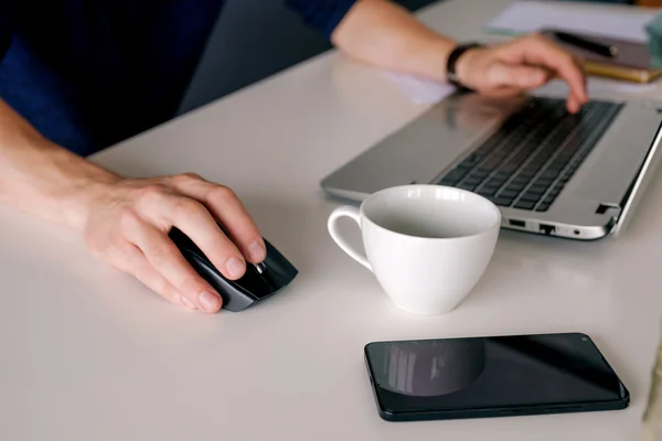 Primer Plano Del Escritorio Con Taza Café Teléfono Celular Hombre Fotos de stock libres de derechos